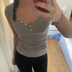 Söt tshirt  - Fin grå tshirt, använd skick men inga hål etc!  