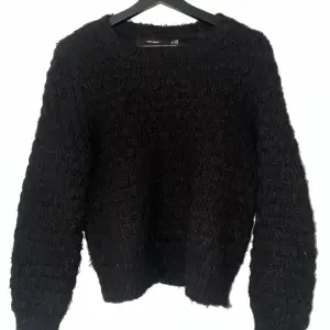 Supersöt svart stickad tröja från Vero Moda i nyskick, säljer pågrund av att jag aldrig fått användning av den, storlek M men är liten i storleken🤍 