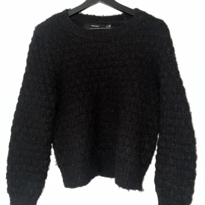 Stickad tröja - Supersöt svart stickad tröja från Vero Moda i nyskick, säljer pågrund av att jag aldrig fått användning av den, storlek M men är liten i storleken🤍 