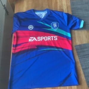 Limiterad fifa 19 tröja - Tja!Jag säljer denna limiterade fifa 19 tröja.Skick 10\10 då den aldrig är använd.pris kan diskuteras