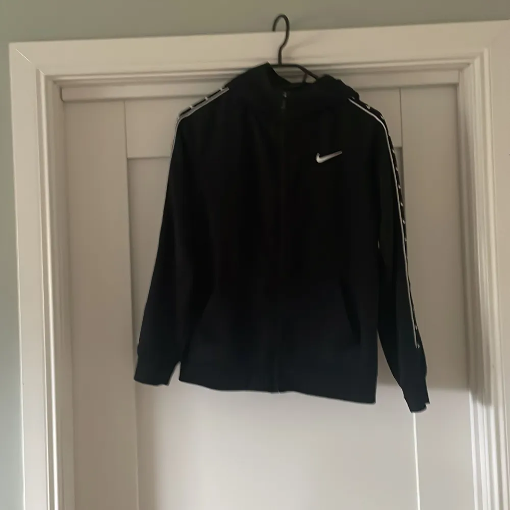En svart Nike töja/hoodie som är i bra skick. Säljer den eftersom att den är för liten. Hoodies.