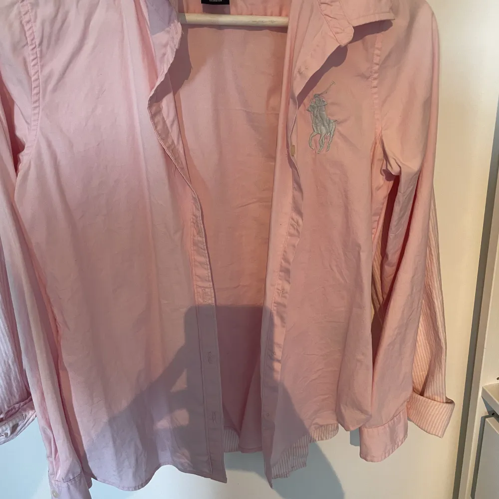 Säljer min rosa Ralph lauren skjorta då den blivit för liten. Blusar.