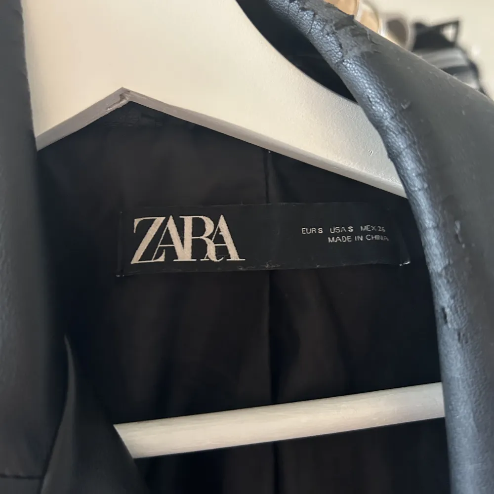 Säljer denna supersnygga skinnjackan från Zara, då den inte kommer till användning längre. Storlek s 🩵. Jackor.