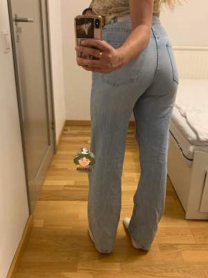 Raka blåa jeans från Bershka köpta på Zalando. 🎀Sitter fint och passar bra i längd på mig som 172. Säljer då de inte längre passar mig! Sparsamt använda så skicket är mycket gott. 🩷