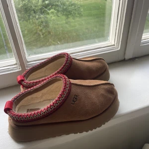 Uggs - Säljer mina uggs tofflor i väldigt bra skick. Slutsålda nästan överallt. Perfekta för vintern