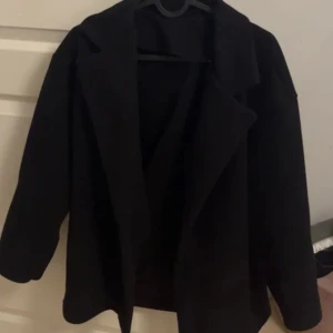 Kappa  - Säljer min super fina  svarta kappa från missäy