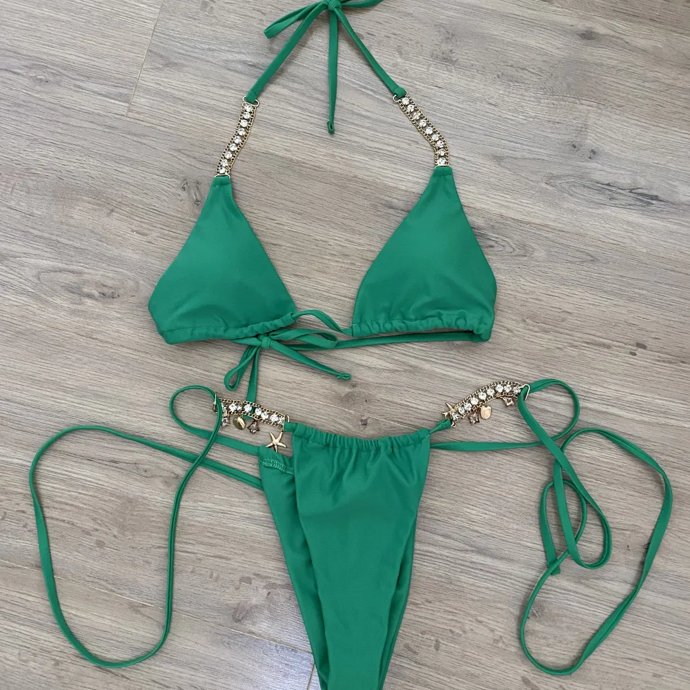 Grön bikini från shein i storlek s. Endast testad så i mycket bra skick. Säljer för 100 kr plus frakt. 💖. Övrigt.