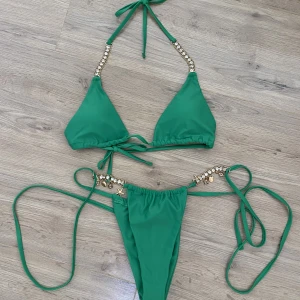 Bikini  - Grön bikini från shein i storlek s. Endast testad så i mycket bra skick. Säljer för 100 kr plus frakt. 💖