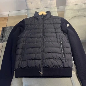 Moncler cardigan - Säljer nu denna snygga trendiga cardiganen