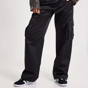 Cargo byxor i satin  - Jättefina cargo byxor. Byxorna är helt nya endast testade. Jag köpte dem för 419kr efter rea och var inte riktigt min stil. Pris kan diskuteras. Kontakta mig för flera bilder och mer information🩷