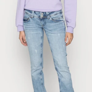 Pepe Jeans - Lågmidjade Pepe jeans! Skriv för egna bilder och frågor! Startar budgivning om många intresserade!❤️(möts upp i Sthlm) INNERBENSLÄNGD 76 MIDJEMÅTT 37
