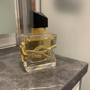 Ysl libre - Parfym libre från Yves saint Laurent. Testad vid ett fåtal tillfällen, se bild. Säljer då doften inte passar mig.
