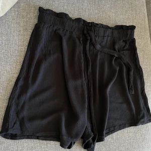 Mycket fina och lätta shorts från H&M i storlek 36 - •Krinklade shorts i vävd viskoskvalitet •Hög midja med klädd resår och knyttband fram •Använda max.2 gånger. •100% viskos Pris: 45 kr 🚫Djurfritt och rökfritt hem   📍Kan mötes upp i Mölnlycke   📬Kan skickas mot fraktkostnad