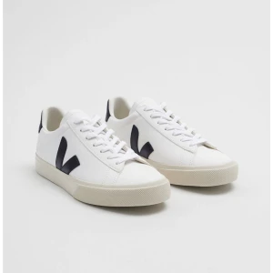 Veja skor DAM - Säljer mina veja skor, svart och vit i storlek 40. Nypris 1500, säljer för 850. Priset kan diskuteras💕