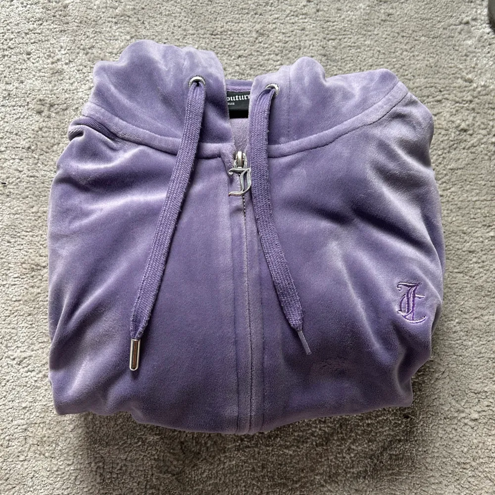 Säljer min fina juicy couture tröja nu🌸 den är jättesjuk och len och är använd under ca 2 månaders tid på vintern❤️ hör av er för fler frågor🌸 . Hoodies.