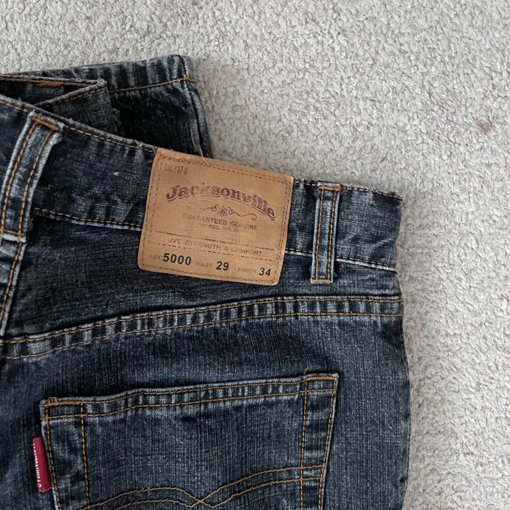 Midwaist Jeans jag köpte secondhand på blågrå Beyond retro men vilket märke de är ifrån syns på sista bilden 💓Storlek 29/34. Jeans & Byxor.