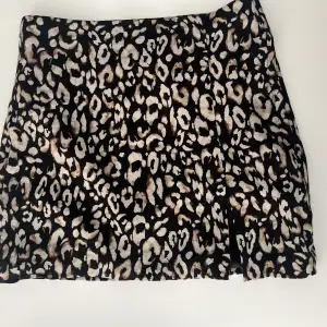Sparsamt använd kjol från hm ☀️ kan mötas upp i centrala Stockholm eller köpare står för frakt 🌸