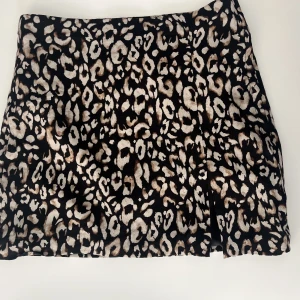 Söt kjol med slits!  - Sparsamt använd kjol från hm ☀️ kan mötas upp i centrala Stockholm eller köpare står för frakt 🌸