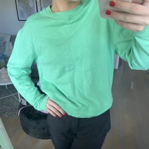 Grön sweathirt - Säljer nu denna gröna sweatshirten från Cubus då den inte kommer till användning längre. Endast använd några få gånger och därför i väldigt bra skick. Skulle säga att den även passar S beroende på hur man vill att den ska sitta. Kan strykas innan postning