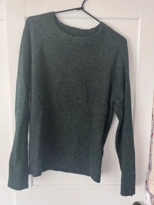 Mörkgrön tröja  - Mörkgrön stickad tröja från Vero Moda. Endast använd en gång så i nyskick och superskön😍💚