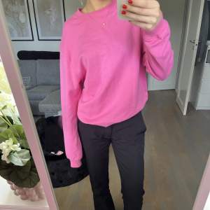 Säljer denna rosa sweatshirt från Cubus. Den är endast använd några få gånger och därför i nyskick. Storlek XS men passar även S beroende på hur man vill att den ska sitta. Säljer även en likadan i grön