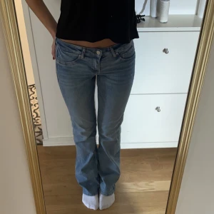 Lågmidjade jeans  - Lågmidjade jeans ifrån h&m. Superfin blå färg och lätta att styla. Skriv för fler bilder ☺️