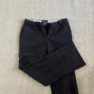 Lågmidjade kostymbyxor  - Säljer dessa lågmidjade kostymbyxor, bra skick, vet inte storlek men skulle säga s/m möjligtvis xs❤️