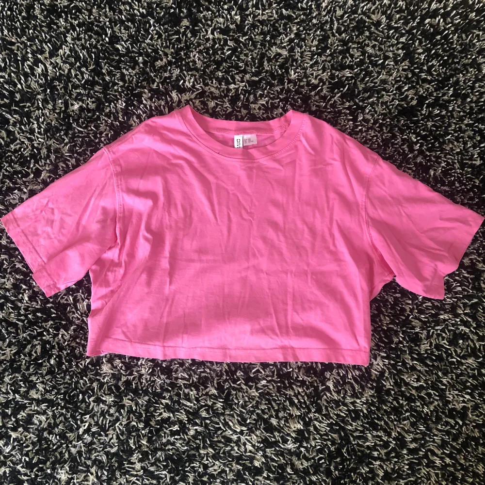 Säljer en fin rosa croppad T-shirt från h&m. Säljer för den e liten och inte kommit till användning, storlek xxs. 🩷🩷. T-shirts.