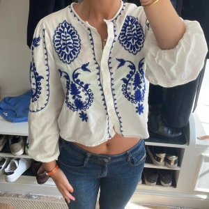 Blus - Somrig blus med blå detaljer!