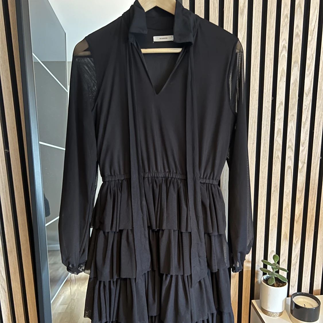 Svart volangklänning - 91