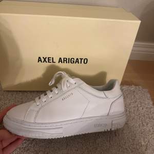 Helt nya arigato sneakers (Atlas sneaker white) i strl 36🫶🏼 Använda ett fåtal gången därför i väldigt bra skick! Nypris 2550kr