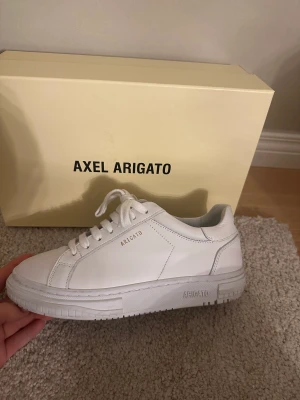 Arigato snekers - Helt nya arigato sneakers (Atlas sneaker white) i strl 36🫶🏼 Använda ett fåtal gången därför i väldigt bra skick! Nypris 2550kr