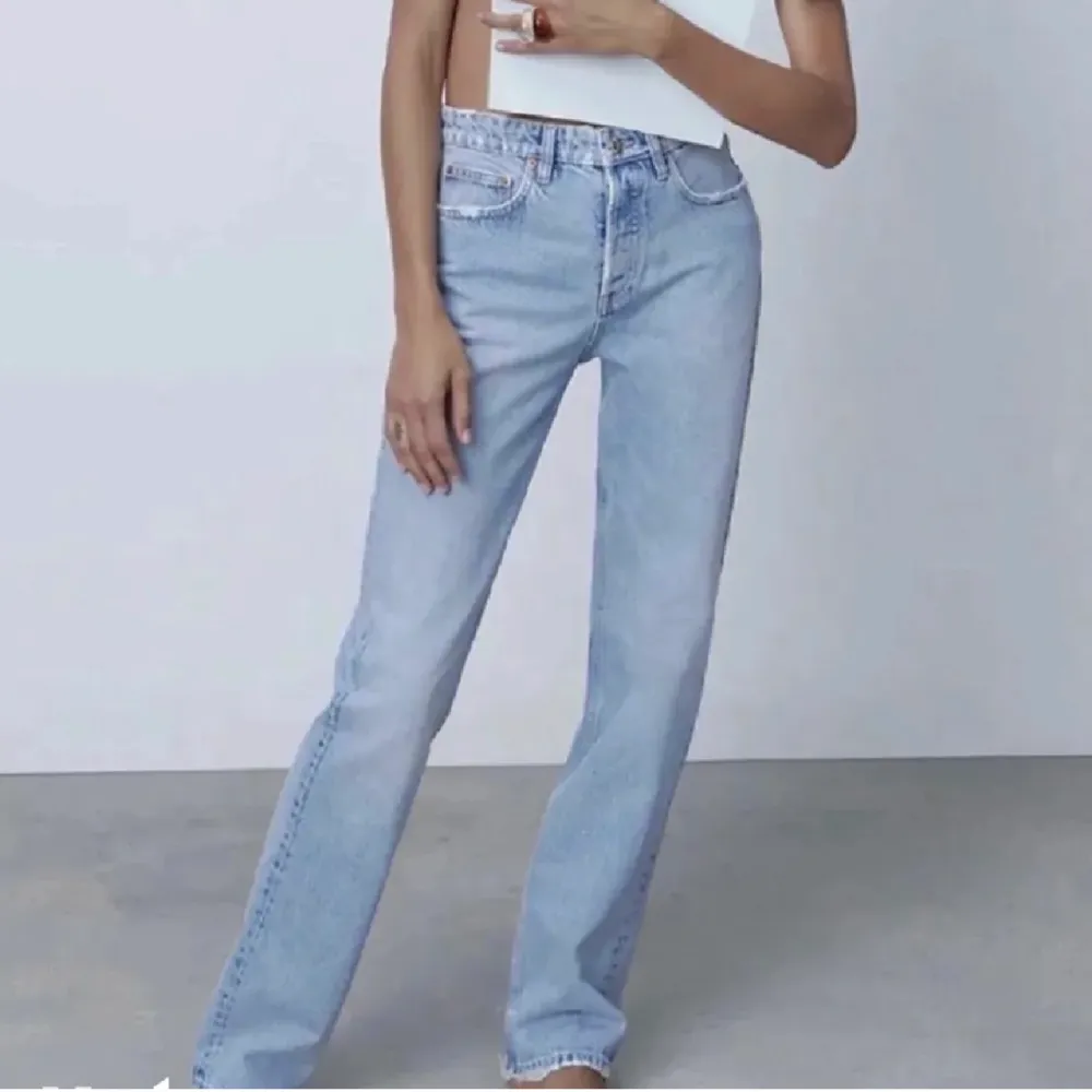 Säljer ett par fina, sparsamt använda jeans från zara. Säljer då de är försmå.. Jeans & Byxor.