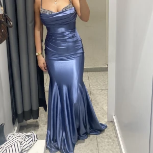 Fest/bal klänning - Säljer min superfina klänning som jag köpt utomlands. Endast använd vid ett tillfälle. Storleken är justerbar då det finns så man kan knyta baktill. Det vill säga man kan göra den tightare och lösare beroende på hur man vill att den sitter. 