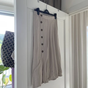 Långkjol - En långkjol som passar perfekt till alla tillfällen! 😇 Skrynklig på bilden hehe men stryker innan den skickas! Oklart var den är från men tror antingen Monki eller Gina tricot 🌸