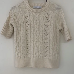 Stickad tröja  - Säljer denna fina stickade tröja från zara som inte säljs längre💞