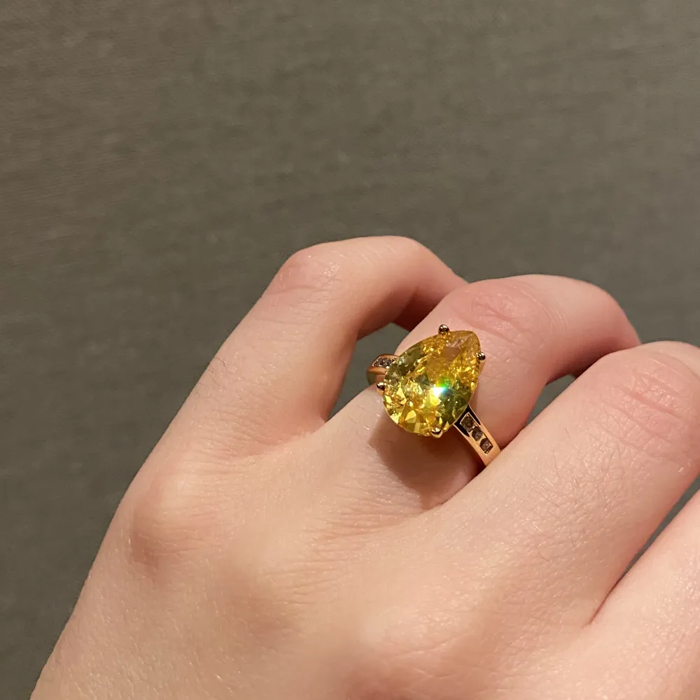 Superfin ring från Ur & penn, stor gul sten och mindre stenar på en guldpläterad ring 💛 nypris ca 400. Mitt pris 70kr💗 aldrig använd. Accessoarer.