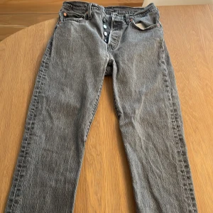 Levis jeans  - Levis 501 med litet håll som går att sy ihop