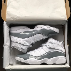 Jordan 6 Rings (Helt nya) - Hej där 😁! Jag erbjuder helt nya Jordan 6 Rings i herrstorlek EU 43 till försäljning här. De är inköpta från Nike med digitalt kvitto. Normalt kostar skorna 2049 kr på Nike. Skorna har en mångsidig färg som passar till allt. 1300 kr vid snabb affär!