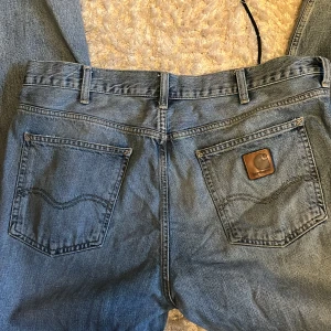 Carhartt jeans - Jättefina carhartt byxor som tyvärr inte kommer till användning!💖Det står att storleken är 36/32 men de är lite stora i midjan på mig som brukar har 29 i midja, så skulle säga att storleken är 32/32. Men ett skärp löser det toppen💕