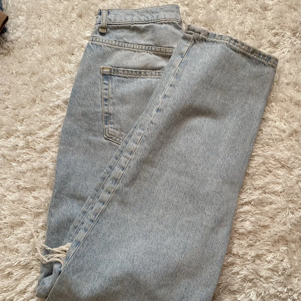 Ljusblå jeans med hål från Ginatricot säljes! Fint skick då de knappt är använda. Väldigt sköna.. Jeans & Byxor.