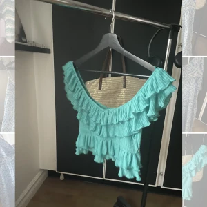 volangtopp  - världens snyggaste volangtopp från zara som man kan ha på sig på båda hållen och därför väldigt cool och unik🩵💚knappt använd