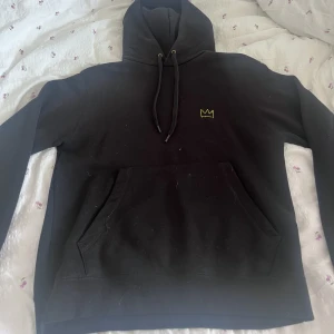 Hov1 hoodie  - Säljer min Hov1 hoodie som aldrig är använd. Köptes våren 2019 och har sen dess bara hängt i min garderob. Den är i storlek S och passar mig som vanligtvis är en S i kläder. 