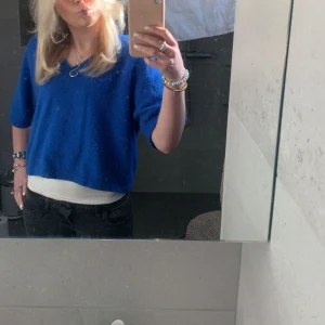 Stickad tröja  - Så cool stickad Tshirt! Jätte skön😇