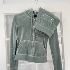 Juicy set  - JÄTTEFINT grönt juicy set! Sökjef endast för att byxorna blivit för korta! De är skit snyggt och i jättebra skick. Byxorna ör i storlek S och tröjan i xs. 