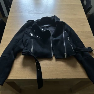 Mocka jacka  - Mocka jacka från pull&bear i storlek S, andvänd någon gång men ser ut som ny. Ja säljer den då den är för liten för mig som har s/m. Skulle säga att den passar xs och eventuellt s. 