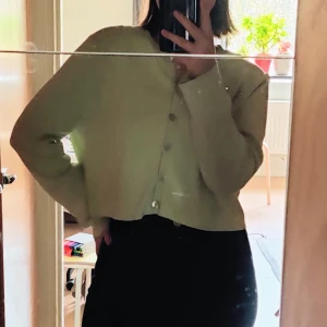 Ljusgrön kofta - Ljusgrön kofta i skönt material från Zara.💚Inga defekter, säljer då den inte passar min stil längre! 