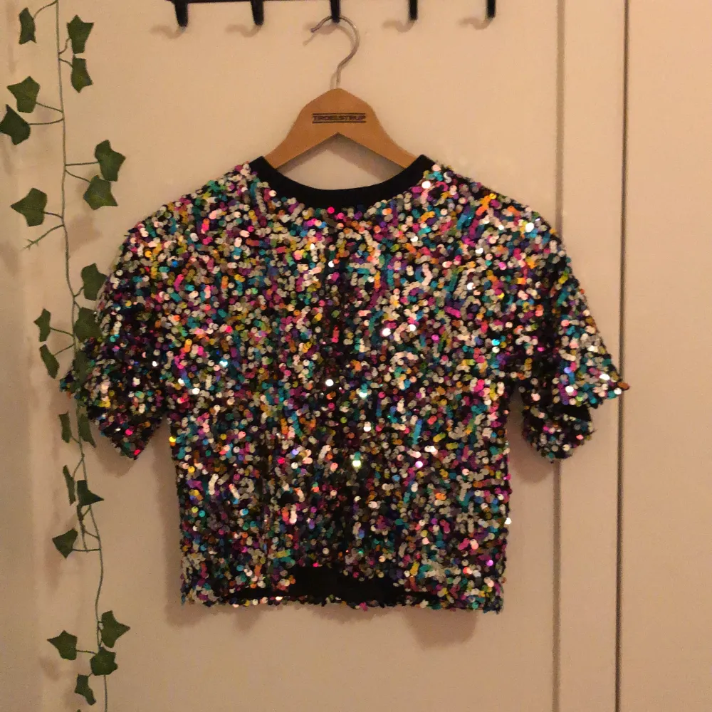 En fin färgglad konfetti tröja. T-shirts.