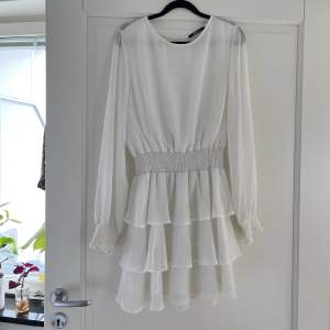 En vit klänning från Gina Tricot 🤍