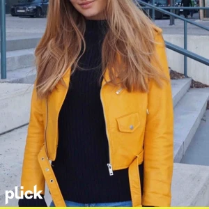 Jacka zara - Läderimitation skitcool jacka från Zara!! Säljer pga använder inte längre. Storlek S/34